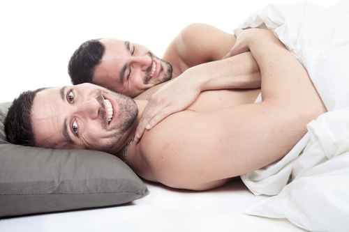Deux hommes épanouis au lit