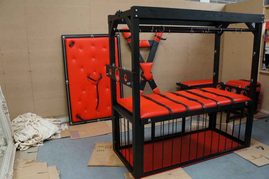 Un cage de domination dans une play room