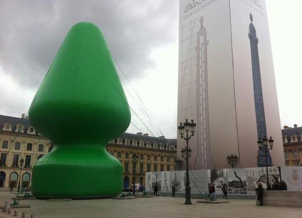 Le sapin en forme de plug sur la place Vendome de Paris