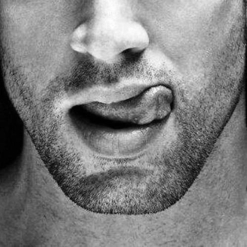 homme avec langue avant gorge profonde